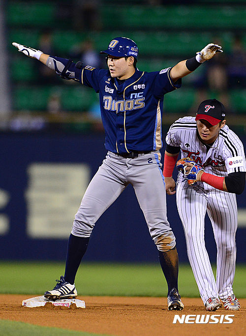 【서울=뉴시스】임태훈 기자 = 21일 오후 서울 송파구 잠실야구장에서 열린 '2016 타이어뱅크 KBO 리그' LG 트윈스와 NC 다이노스의 경기, 6회초 1사 주자 없는 상황에서 NC 박민우가 우익수 오른쪽 2루타를 치고, 베이스를 밟고 있다. 2016.09.21.&nbsp; taehoonlim@newsis.com