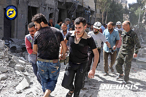 【알레포=시리아민방위대 ·AP/뉴시스】'하얀헬멧'이란 별명으로 불리는 시리아민방위대 대원들이 21일(현지시간) 반군이 장악하고 있는 알레포 동부 알 마샤드 지역에서 폭격을 맞아 부상한 사람들을 들것으로 옮기고 있다. 시리아민방위대 관계자는 이날 수 차례에 걸친 알레포 폭격으로 24명이 사망했다고 말했다. 2016.09.22 