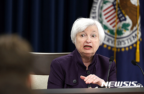 【워싱턴=AP/뉴시스】재닛 옐런 미국 연방준비제도 의장에 21일(현지시간) 워싱턴에서 기자회견을 하고 있다. 2016.09.22 
