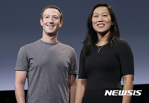【샌프란시스코=AP/뉴시스】페이스북 설립자 마크 저커버그와 부인 프리실라 챈이 20일(현지시간) 샌프란시스코에서 기자회견 연습을 하고 있다. 두 사람은 21일 질병퇴치를 위해 30억 달러를 기부하겠다고 공식 발표했다. 2016,09.22