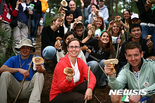 【울진=뉴시스】강진구 기자 = 경북 울진군(군수 임광원)은 오는 10월 1일부터 3일까지 3일간 울진엑스포공원 일원에서 ‘울진금강송이 빚은 천년의 향’이라는 주제로 제14회 울진금강송 송이축제와 제40회 성류문화제를 개최한다고 22일 밝혔다.사진은 지난해 송이체험행사에 참가한 외국인들.2016.09.22.(사진=울진군 제공)&nbsp; photo@newsis.com