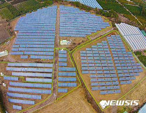 【제주=뉴시스】제주 서귀포시 남원읍 위미리 한 농장에 설치된 태양광 시설. (뉴시스 DB)