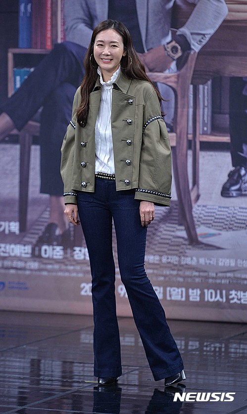 【서울=뉴시스】고승민 기자 = 22일 오후 서울 상암동 MBC 골든마우스홀에서 열린 월화드라마 '캐리어를 끄는 여자' 제작발표회에서 차금주 역 배우 최지우가 포즈를 취하고 있다. 서초동 바닥을 주름잡던 여성 사무장이 몰락 이후 꿈과 사랑을 쟁취하며 성공하는 이야기를 그린 드라마 '캐리어를 끄는 여자'는 오는 26일 첫방송된다. 2016.09.22.&nbsp; kkssmm99@newsis.com