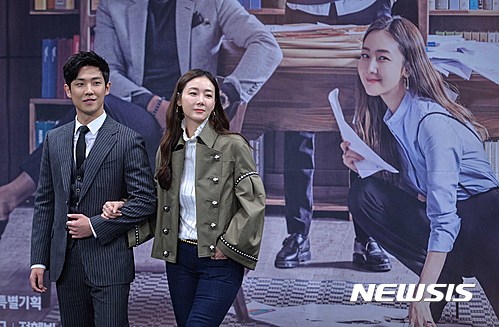 【서울=뉴시스】고승민 기자 = 22일 오후 서울 상암동 MBC 골든마우스홀에서 열린 월화드라마 '캐리어를 끄는 여자' 제작발표회에서 마석우 역 배우 이준과 차금주 역 배우 최지우가 포즈를 취하고 있다. 서초동 바닥을 주름잡던 여성 사무장이 몰락 이후 꿈과 사랑을 쟁취하며 성공하는 이야기를 그린 드라마 '캐리어를 끄는 여자'는 오는 26일 첫방송된다. 2016.09.22.&nbsp; kkssmm99@newsis.com