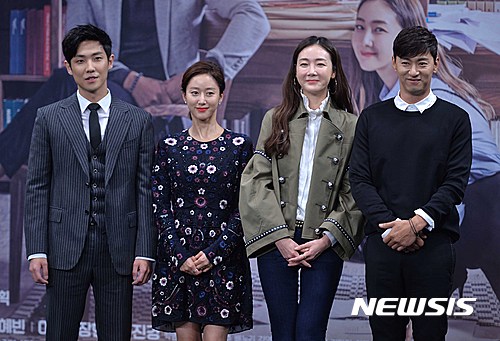 【서울=뉴시스】고승민 기자 = 22일 오후 서울 상암동 MBC 골든마우스홀에서 열린 월화드라마 '캐리어를 끄는 여자' 제작발표회에서 출연진들이 포즈를 취하고 있다. 왼쪽부터 배우 이준, 전혜빈, 최지우, 주진모. 서초동 바닥을 주름잡던 여성 사무장이 몰락 이후 꿈과 사랑을 쟁취하며 성공하는 이야기를 그린 드라마 '캐리어를 끄는 여자'는 오는 26일 첫방송된다. 2016.09.22.&nbsp; kkssmm99@newsis.com