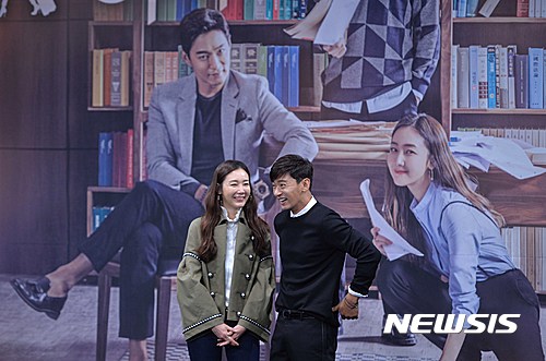 【서울=뉴시스】고승민 기자 = 22일 오후 서울 상암동 MBC 골든마우스홀에서 열린 월화드라마 '캐리어를 끄는 여자' 제작발표회에서 함복거 역 배우 주진모와 차금주 역 배우 최지우가 포즈를 취하고 있다. 서초동 바닥을 주름잡던 여성 사무장이 몰락 이후 꿈과 사랑을 쟁취하며 성공하는 이야기를 그린 드라마 '캐리어를 끄는 여자'는 오는 26일 첫방송된다. 2016.09.22.&nbsp; kkssmm99@newsis.com