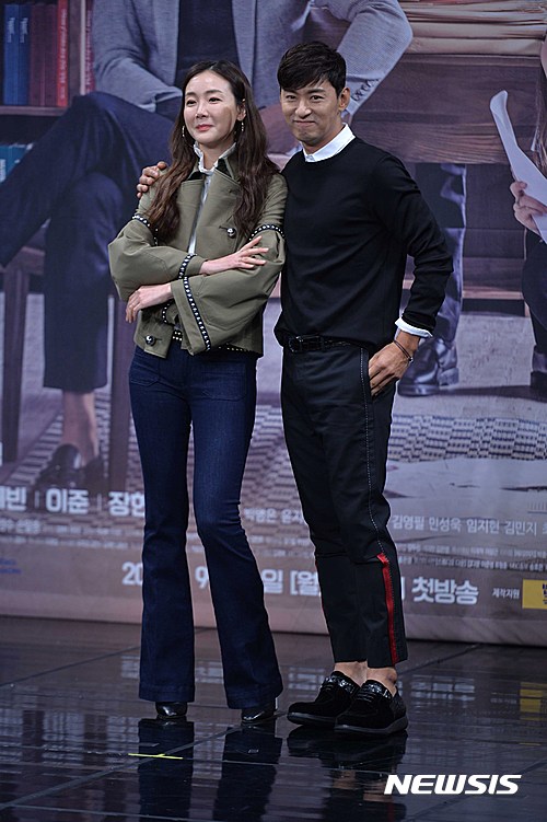 【서울=뉴시스】고승민 기자 = 22일 오후 서울 상암동 MBC 골든마우스홀에서 열린 월화드라마 '캐리어를 끄는 여자' 제작발표회에서 함복거 역 배우 주진모와 차금주 역 배우 최지우가 포즈를 취하고 있다. 서초동 바닥을 주름잡던 여성 사무장이 몰락 이후 꿈과 사랑을 쟁취하며 성공하는 이야기를 그린 드라마 '캐리어를 끄는 여자'는 오는 26일 첫방송된다. 2016.09.22.&nbsp; kkssmm99@newsis.com