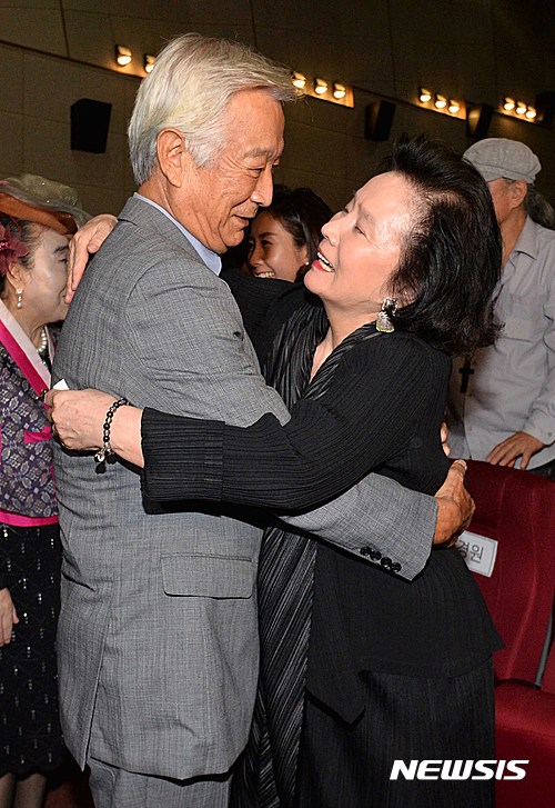 영화배우 신성일과 윤정희. 영화 99편을 함께 찍었다. 윤정희의 남편은 피아니스트 백건우