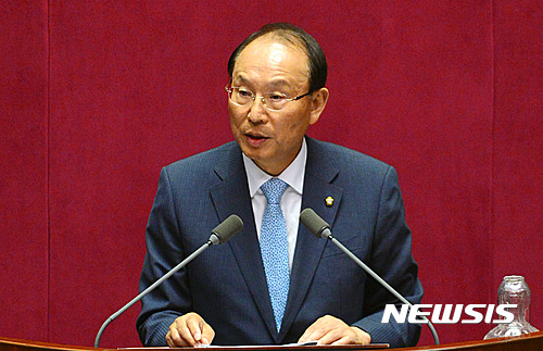 【서울=뉴시스】배훈식 기자 = 더불어민주당 최운열 의원이 22일 오후 서울 여의도 국회 본회의장에서 경제 분야 대정부 질문을 하고 있다. 최 의원은 이날 대정부 질문에서 경제 저성장 문제 등에 대해 질의했다. 2016.09.22.&nbsp; dahora83@newsis.com