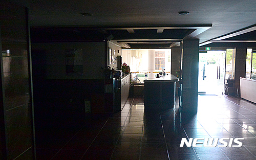 【경주=뉴시스】김동민 기자 = 지난 12일 5.8 규모의 지진이 발생한 후 경주지역에 여진이 계속되는 가운데 22일 오후 경주시 한 유스호스텔 1층 카운터가 영업을 하지만 불이 꺼진 채 텅 비어있다. 이 유스호스텔은 지진 이후 예약이 100% 취소 됐다.&nbsp;&nbsp;&nbsp; 유스호스텔 관계자에 따르면 “9월부터 11월까지 수학여행객들로 객실이 100% 예약이 됐지만 최근 발생한 지진으로 100% 예약 취소가 돼 참담한 심정이다”고 밝혔으며 한 유스호스텔 사장은 “최근에 지어진 (유스호스텔) 건물들은 대부분이 내진설계로 지어졌기 때문에 지진에 큰 피해가 없었지만 예약이 다 취소 돼 말 할 수 없이 암담한 심정이다”고 밝혔다. 2016.09.22&nbsp;&nbsp; life@newsis.com