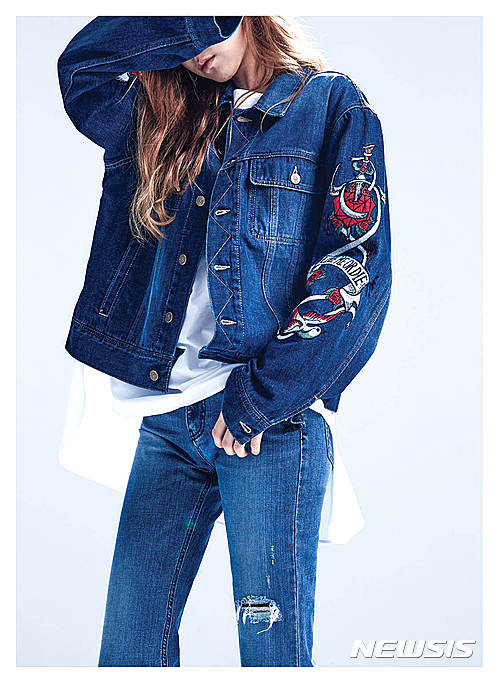 【서울=뉴시스】25일 패션업계에 따르면 올 가을·겨울 패션 피플들은 '복고풍'에 주목하고 있다. 위 사진은 톤이 다른 데님 아이템으로 매치한 '청청패션'. (사진=플랙 제공)