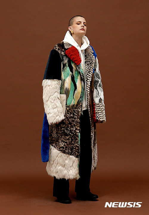 【서울=뉴시스】25일 패션업계에 따르면 올 가을·겨울 패션 피플들은 '맥시멀리즘'에 주목하고 있다. (사진=로켓런치 제공)