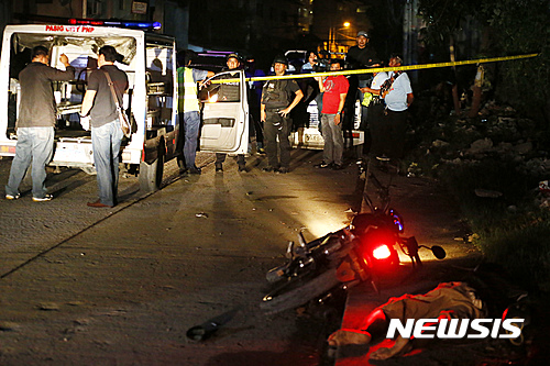 【파식=AP/뉴시스】필리핀 마닐라 동쪽 파식에서 23일 새벽 마약거래꾼으로 보이는 남자들이 경찰이 쏜 총에 맞아 사살된 채 길 한 쪽에 쓰러져 있는 가운데 경찰과 취재진이 주변에 모여 있다. 2016.09.23 
