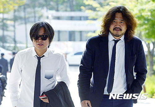 【서울=뉴시스】최동준 기자 = 딴지일보 총수 김어준(오른쪽)씨와 시사인 주진우 기자가 지난 2016년 9월23일 공판준비기일에 참석하기 위해 서울 서초동 서울중앙지방법원으로 들어서고 있다. 2016.09.23. photocdj@newsis.com