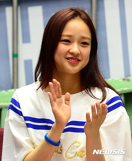 【서울=뉴시스】추상철 기자 = 2016 정기 연고전(고연전) 농구경기가 열린 23일 오후 서울 송파구 잠실실내체육관. 연세대에 재학중인 리듬체조 손연재가 경기관람을 하고 있다. 2016.09.23. scchoo@newsis.com