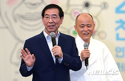 【서울=뉴시스】임태훈 기자 = 24일 오후 서울 용산구 백범김구기념관 컨벤션홀에서 열린 박원순 서울시장 '카페트(카카오, 페이스북, 트위터) 200만명 돌파기념 친구모임'에서 박시장과 도올 김용욱 선생이 '국가를 말하다' 책을 주제로 북토크를 하고 있다. 2016.09.24. taehoonlim@newsis.com
