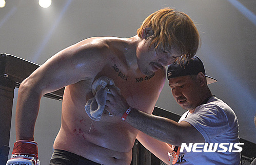 【서울=뉴시스】김선웅 기자 = 24일 오후 서울 중구 장충체육관에서 열린 '샤오미 로드FC 033' 무제한급 경기에서 마이티 모에게 KO패를 당한 최홍만이 링에서 내려오고 있다. 2016.09.24. mangusta@newsis.com