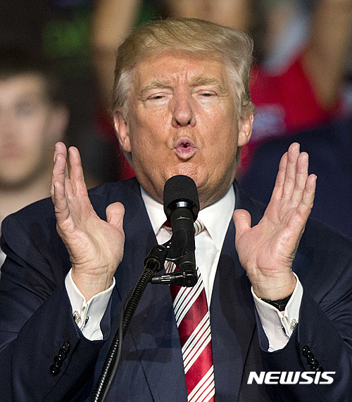 【로어노크=AP/뉴시스】미국 공화당 대선 후보 도널드 트럼프가 24일(현지시간) 버지니아주 로어노크에서 선거 유세를 하고 있다. 2016.9.26.