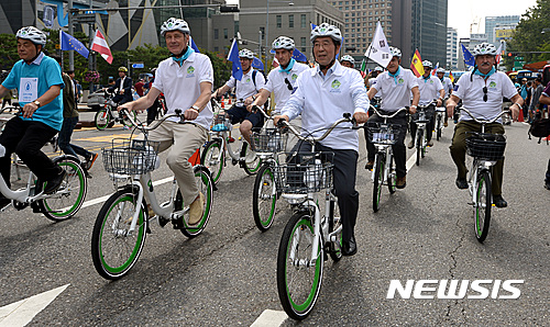 【서울=뉴시스】이영환 기자 = 박원순 서울시장이 25일 오전 서울 중구 세종대로에서 열린 '서울 차 없는 날' 행사에 참석해 21개국 EU 대사들과 공공 자전거 따릉이를 타고 행진을 하고 있다. 2016.09.25.&nbsp;&nbsp; 20hwan@newsis.com