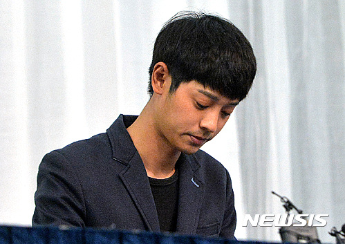 【서울=뉴시스】김선웅 기자 = 여자친구와의 성관계를 몰래 촬영한 혐의를 받고 있는 가수 정준영이 25일 오후 서울 강남구 노보텔 앰배서더 호텔에서 성범죄 연루 보도 관련 입장 발표 기자회견을 앞두고 고개를 숙이고 있다.  가수 정준영은 이날 기자회견에서 "영상은 전 여자친구와 교제 당시 장난 삼아 촬영했으며 다툼 후 우발적으로 신고한 것이다. 지켜야 할 선을 넘은 것은 죄송하다"고 전했다. 2016.09.25.  mangusta@newsis.com