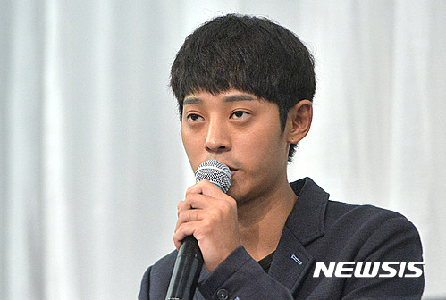 【서울=뉴시스】김선웅 기자 = 여자친구와의 성관계를 몰래 촬영한 혐의를 받고 있는 가수 정준영이 25일 오후 서울 강남구 노보텔 앰배서더 호텔에서 기자회견을 열고 성범죄 연루 보도 관련 입장을 전하고 있다.  가수 정준영은 이날 기자회견에서 "영상은 전 여자친구와 교제 당시 장난 삼아 촬영했으며 다툼 후 우발적으로 신고한 것이다. 지켜야 할 선을 넘은 것은 죄송하다"고 전했다. 2016.09.25.  mangusta@newsis.com