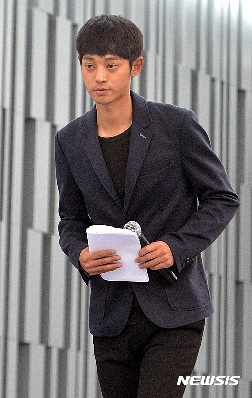 【서울=뉴시스】김선웅 기자 = 가수 정준영(30)이 지난 2016년 9월25일 서울 강남구 노보텔 앰배서더 호텔에서 기자회견을 열고 성범죄 연루 보도 관련 입장을 전하기 위해 자리로 이동하고 있다. 2016.09.25. mangusta@newsis.com