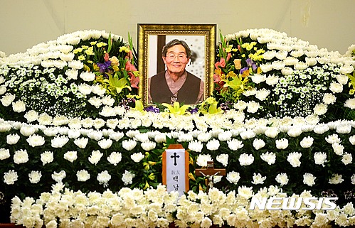 【서울=뉴시스】조성봉 기자 = 검찰이 고 백남기 농민에 대한 부검영장을 신청한 26일 오전 서울 종로구 서울대학병원 장례식장에 마련된 고 백남기 농민 빈소에 그의 영정이 놓여져 있다. 고 백남기 농민은 지난해 11월 14일 민중총궐기에 참석했다가 경찰이 쏜 물대포를 맞고 317일간 혼수상태에 빠져서 치료를 받다가 전날 별세했다. 2016.09.26. suncho21@newsis.com