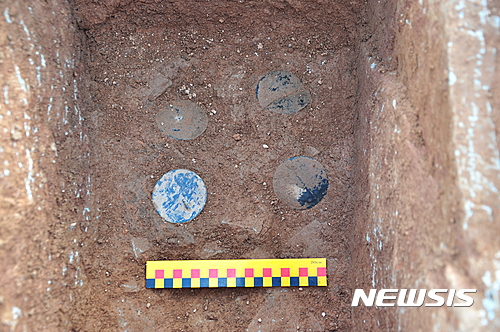 【함평=뉴시스】석관묘 유물 출토