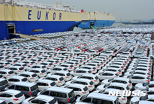 【울산=뉴시스】배병수 기자 = 현대자동차노조는 26일 8시간 전면파업을 시작으로 27일부터 30일까지 매일 각 조 6시간씩 부분파업을 벌이기로 했다 .사진은 선적을 기다리는 자동차 2016.09.26. bbs@newsis.com 