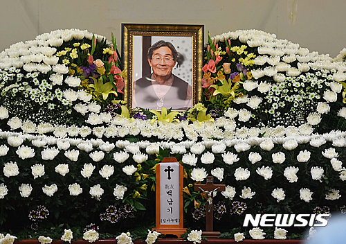 【서울=뉴시스】사진공동취재단 = 26일 서울 종로구 서울대학교병원 장례식에 마련된 故 백남기 농민의 빈소에서 시민들이 조문하고 있다. 2016.09.26. photo@newsis.com