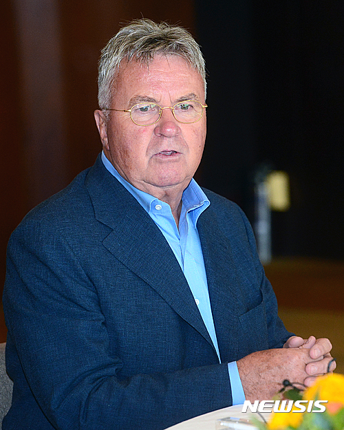 【서울=뉴시스】권현구 기자 = 2002년 월드컵 4강 신화를 이뤄낸 거스 히딩크 전 한국축구대표팀 감독이 26일 오후 서울 용산구 그랜드하얏트 서울 호텔에서 시민들을 만나 대화를 나누고 있다. 2016.09.26. stoweon@newsis.com
