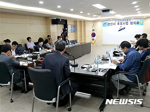 【안산=뉴시스】이종일 기자 = 경기 4·16세월호참사 안산시추모사업협의회는 26일 안산시청 제1회의실에서 제4차 회의를 열고 추모시설 건립을 위해 주민경청회와 안산시민기획단을 운영하기로 결정했다. 2016.09.26. lji22356@newsis.com
