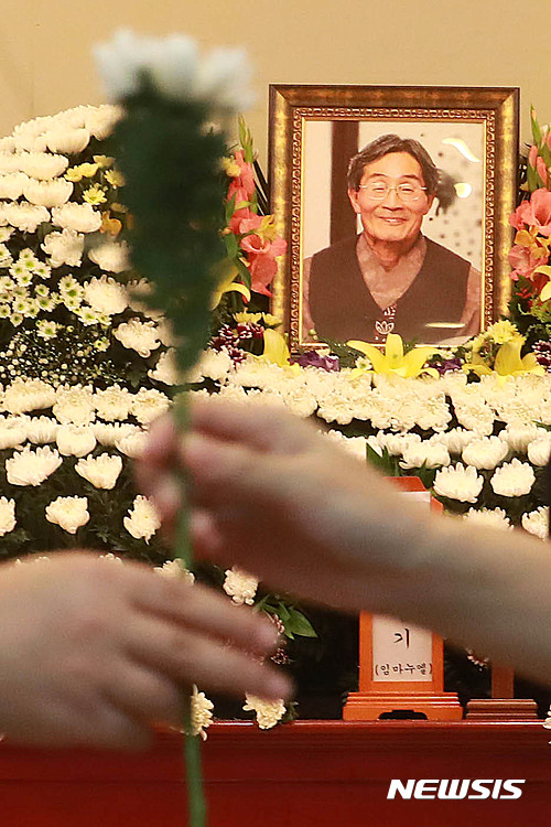 【서울=뉴시스】사진공동취재단 = 시민이 26일 오후 서울 종로구 서울대병원 장례식장 차려진 고 백남기 농민의 빈소를 찾아 조문하기 위해 국화꽃을 건네받고 있다. 2016.09.26. photo@newsis.com