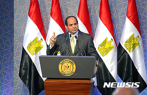 【카이로=AP/뉴시스】 압델 파타 엘 시시 이집트 대통령이 26일(현지시간) 카이로에서 불법이민과의 전쟁을 선포하는 대국민 연설을 하고 있다. 2016.09.27