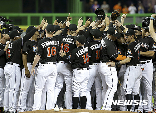 【마이애미=AP/뉴시스】메이저리그(MLB) 마이애미 말린스 선수단이 보트 사고로 숨진 호세 페르난데스를 추모하기 위해 27일(한국시간) 플로리다주 마이애미의 말린스 파크에서 열린 뉴욕 메츠와의 경기에 모두 페르난데스의 등번호 16번이 달린 유니폼을 입고 경기에 나섰다.