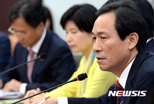 【서울=뉴시스】박주성 기자 = 더불어민주당 우상호 원내대표가 27일 오전 서울 여의도 국회 원내대표실에서 열린 원내대책회의에서 모두발언을 하고 있다.&nbsp;&nbsp;&nbsp; 이날 우상호 원내대표는 이정현 새누리당 대표의 단식투쟁에 대해 