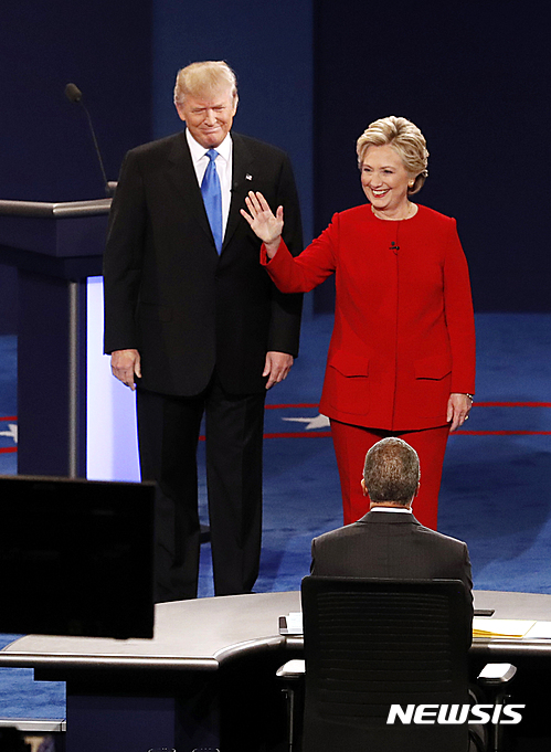【헴스테드=AP/뉴시스】도널드 트럼프 미국 공화당 대선후보와 힐러리 클린턴 민주당 대선후보가 26일(현지시간) 뉴욕주 헴스테드의 호프스트라 대학에서 첫 TV 토론을 하기 전 방청석을 향해 인사하고 있다. 2016.09.27