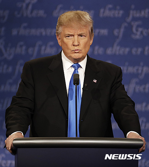 【헴스테드=AP/뉴시스】도널드 트럼프 미국 공화당 대선후보가 26일(현지시간) 뉴욕주 헴스테드의 호프스트라 대학에서 열린 첫 TV 토론에서 힐러리 클린턴 민주당 대선후보의 발언을 듣고 있다.&nbsp; 2016.09.27