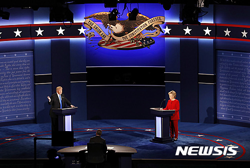 【헴스테드=AP/뉴시스】도널드 트럼프 미국 공화당 대선후보와 힐러리 클린턴 민주당 대선후보가 26일(현지시간) 뉴욕주 헴스테드의 호프스트라 대학에서 첫 TV 토론을 벌이고 있다. 2016.09.27 