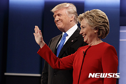 【헴스테드=AP/뉴시스】도널드 트럼프 미국 공화당 대선후보와 힐러리 클린턴 민주당 대선후보가 26일(현지시간) 뉴욕주 헴스테드의 호프스트라 대학에서 첫 TV 토론을 하기 전 방청석을 향해 인사하고 있다. 2016.09.27 