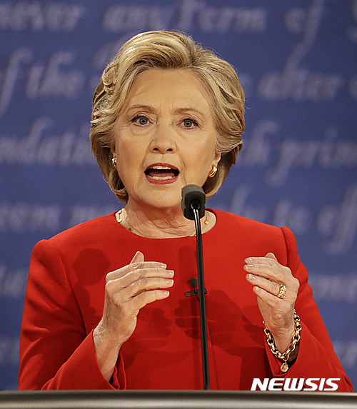 【헴스테드=AP/뉴시스】힐러리 클린턴 미국 민주당 대선후보가 26일(현지시간) 뉴욕주 헴스테드의 호프스트라 대학에서 도널드 트럼프 공화당 대선 후보를 상대로 첫 TV 토론을 벌이고 있다. 2016.09.27 