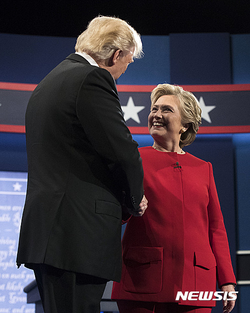 【헴스테드=AP/뉴시스】도널드 트럼프 미국 공화당 대선후보와 힐러리 클린턴 민주당 대선후보가 26일(현지시간) 뉴욕주 헴스테드의 호프스트라 대학에서 첫 TV 토론을 하기 전 악수하고 있다. 2016.09.27 