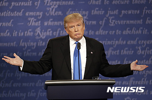 【헴스테드=AP/뉴시스】도널드 트럼프 미국 공화당 대선후보가 26일(현지시간) 뉴욕주 헴스테드의 호프스트라 대학에서 열린 첫 TV 토론 중 특유의 표정과 제스처를 해보이고 있다. 2016.09.27 