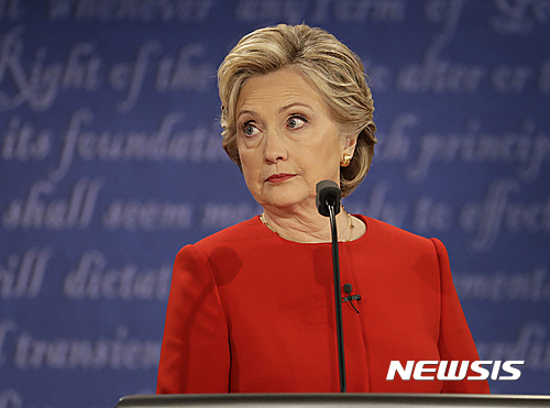 【헴스테드=AP/뉴시스】힐러리 클린턴 미국 민주당 대선후보가 26일(현지시간) 뉴욕주 헴스테드의 호프스트라 대학에서 열린 첫 TV 토론 중 도널드 트럼프 공화당 후보의 발언을 듣고 있다. 2016.09.27 