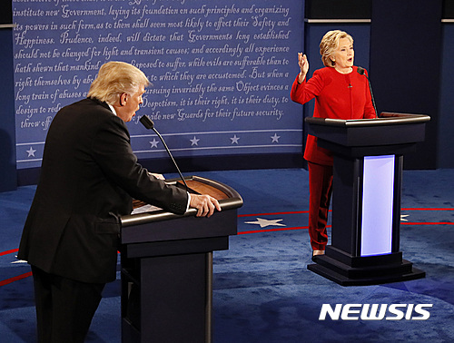 【헴스테드=AP/뉴시스】도널드 트럼프 미국 공화당 대선후보와 힐러리 클린턴 민주당 대선후보가 26일(현지시간) 뉴욕주 헴스테드의 호프스트라 대학에서 첫 TV 토론을 벌이고 있다. 2016.09.27 