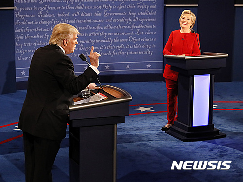 【헴스테드=AP/뉴시스】도널드 트럼프 미국 공화당 대선후보와 힐러리 클린턴 민주당 대선후보가 26일(현지시간) 뉴욕주 헴스테드의 호프스트라 대학에서 첫 TV 토론을 벌이고 있다. 2016.09.27 