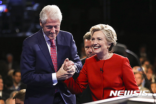 【헴스테드=AP/뉴시스】빌 클린턴 전 미국 대통령이 26일(현지시간) 뉴욕주 헴스테드 호프스트라 대학에서 첫 TV 토론을 마친 힐러리 클린턴 민주당 대선후보의 손을 잡아주며 격려하고 있다. 2016.09.27 