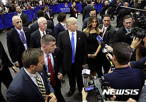 【헴스테드=AP/뉴시스】도널드 트럼프 미국 공화당 대선후보(가운데)가 26일(현지시간) 뉴욕주 헴스테드의 호프스트라 대학에서 첫 TV토론을 마친 후 언론 취재에 응하고 있다. 2016.09.27 