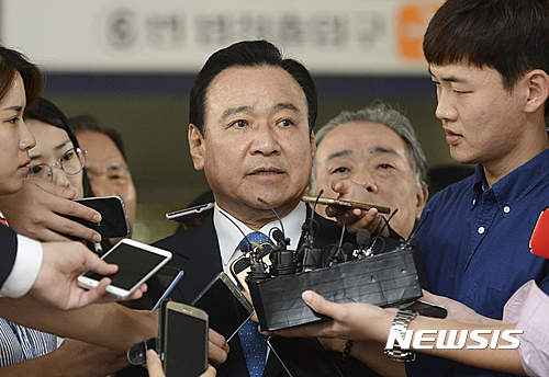 【서울=뉴시스】최진석 기자 = 이완구 전 국무총리가 지난해 9월27일 오전 서초구 서울고등법원에서 열린 항소심 선고 공판에서 무죄를 선고받은 후 법정을 나와 취재진의 질문에 답하고 있다. 2016.09.27. myjs@newsis.com