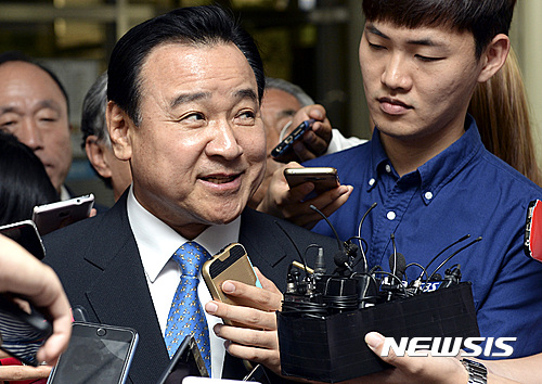 【서울=뉴시스】최진석 기자 = 이완구 전 국무총리가 지난 2016년 9월27일 항소심 무죄 선고를 받고 취재진 질문에 답하는 모습. 2016.09.27.&nbsp; myjs@newsis.com 